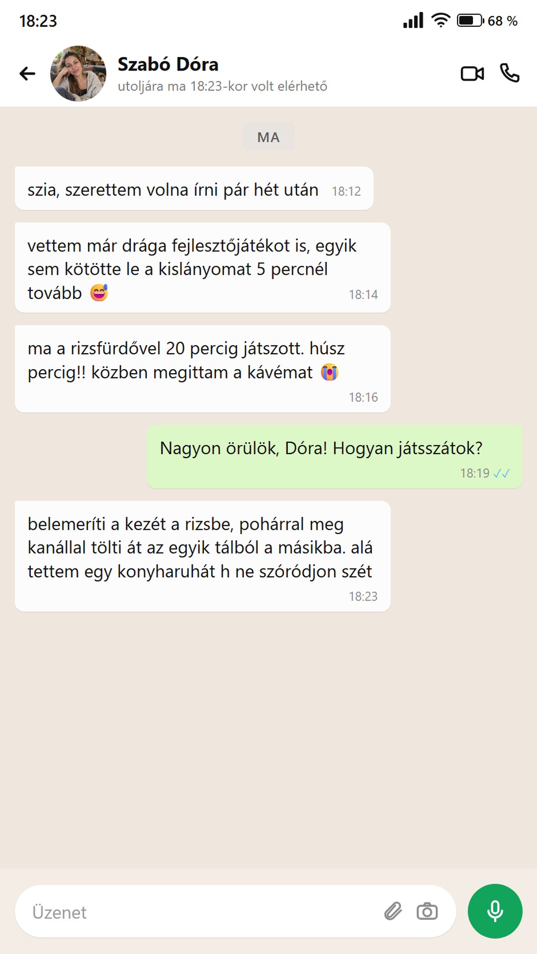 Egy anyuka meséli, hogy a drága fejlesztőjáték helyett a rizsfürdővel játszik a legtöbbet a gyereke