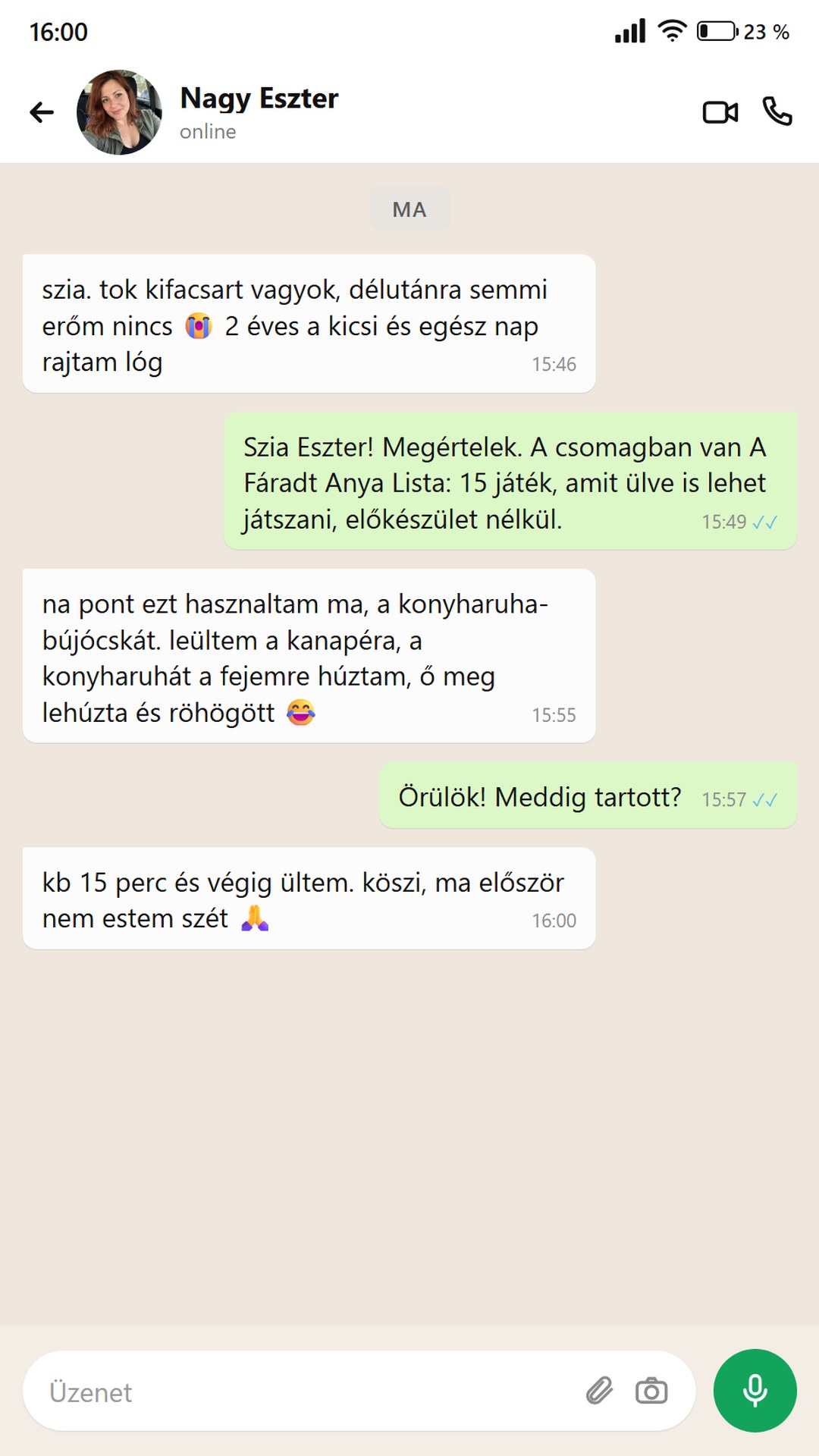 Egy fáradt anyuka a kanapés játékokról mesél