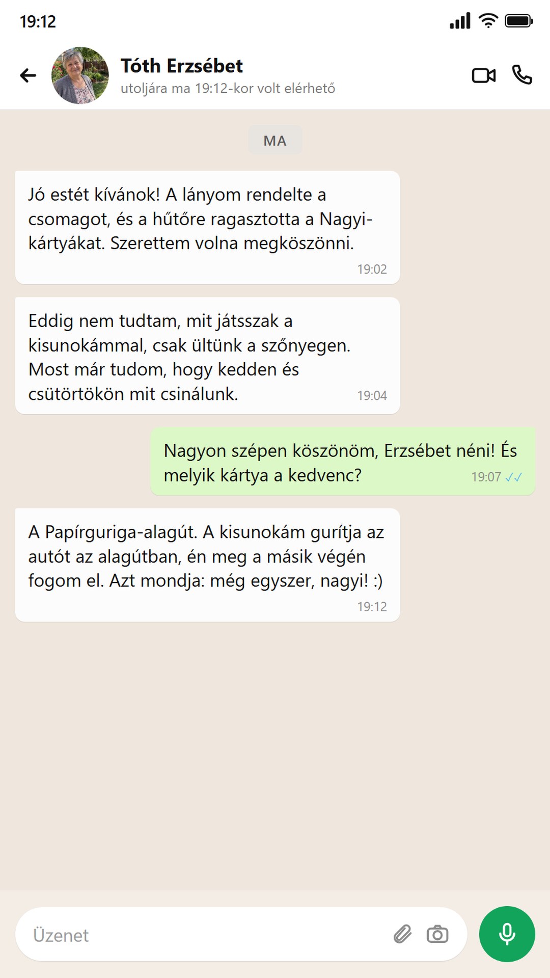Egy nagymama írja, hogy a hűtőre kitett kártyákból játszanak